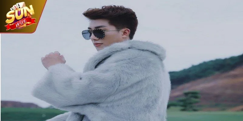 Khoảnh khắc Huy Hoàng cùng đội ngũ kỹ thuật thảo luận về hướng đi mới